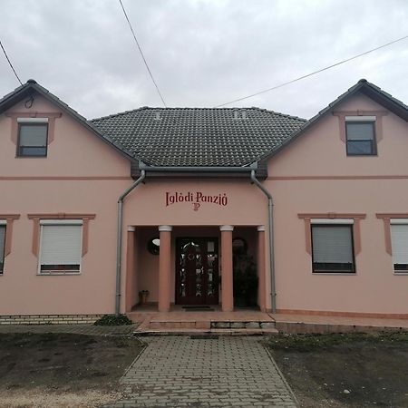 Hotel Iglodi Panzio à Kunszentmárton Extérieur photo
