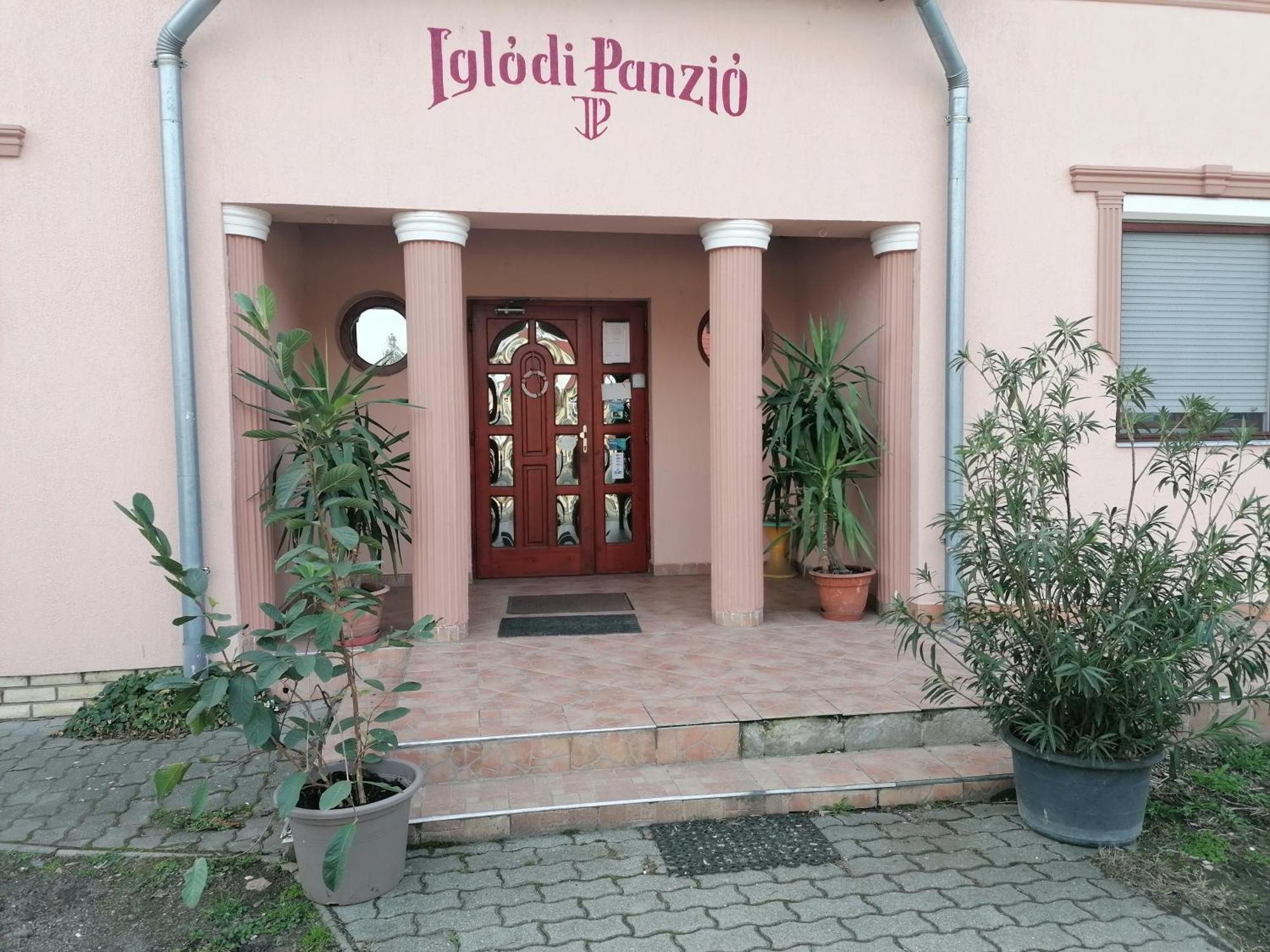 Hotel Iglodi Panzio à Kunszentmárton Extérieur photo