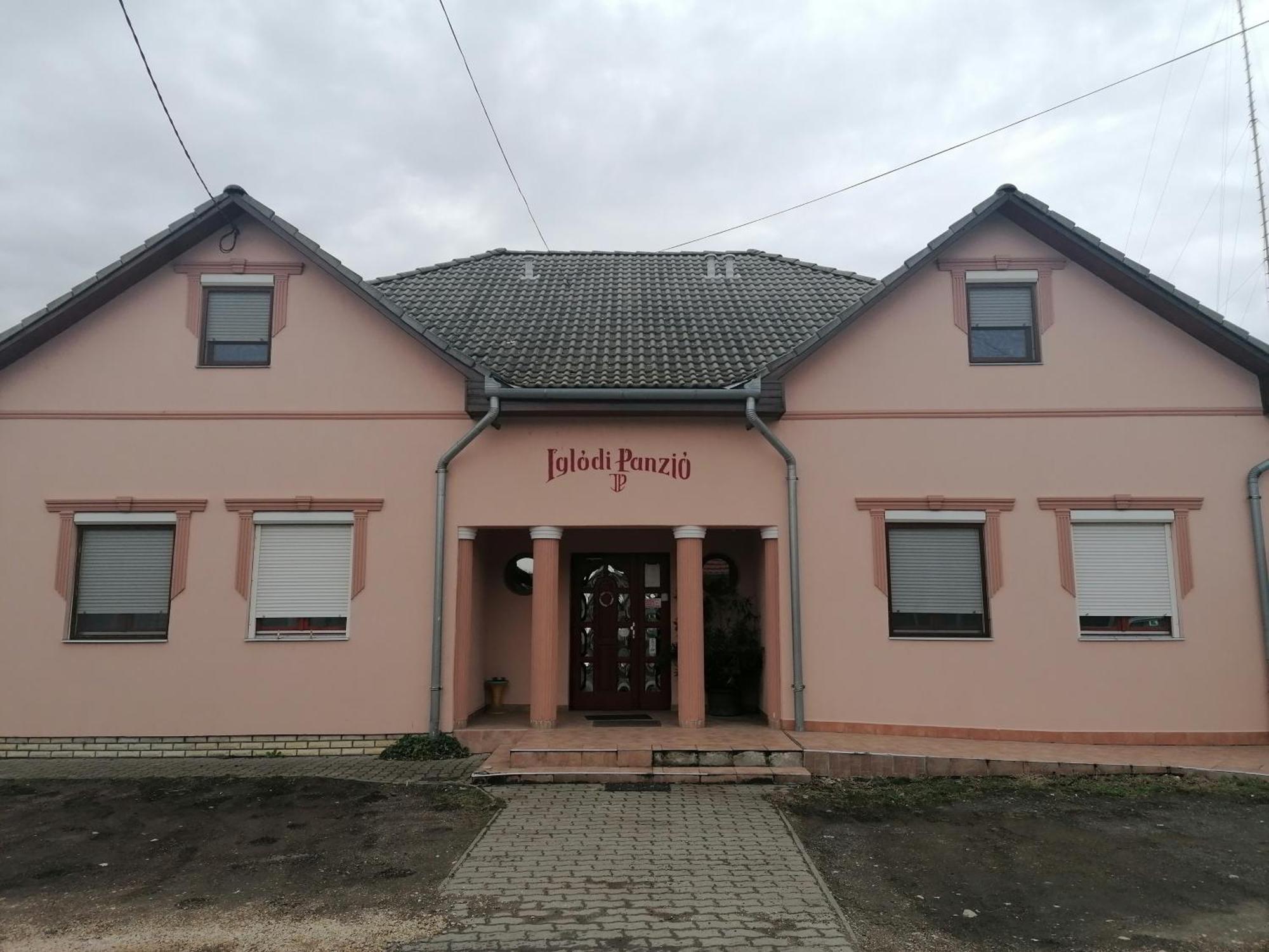 Hotel Iglodi Panzio à Kunszentmárton Extérieur photo