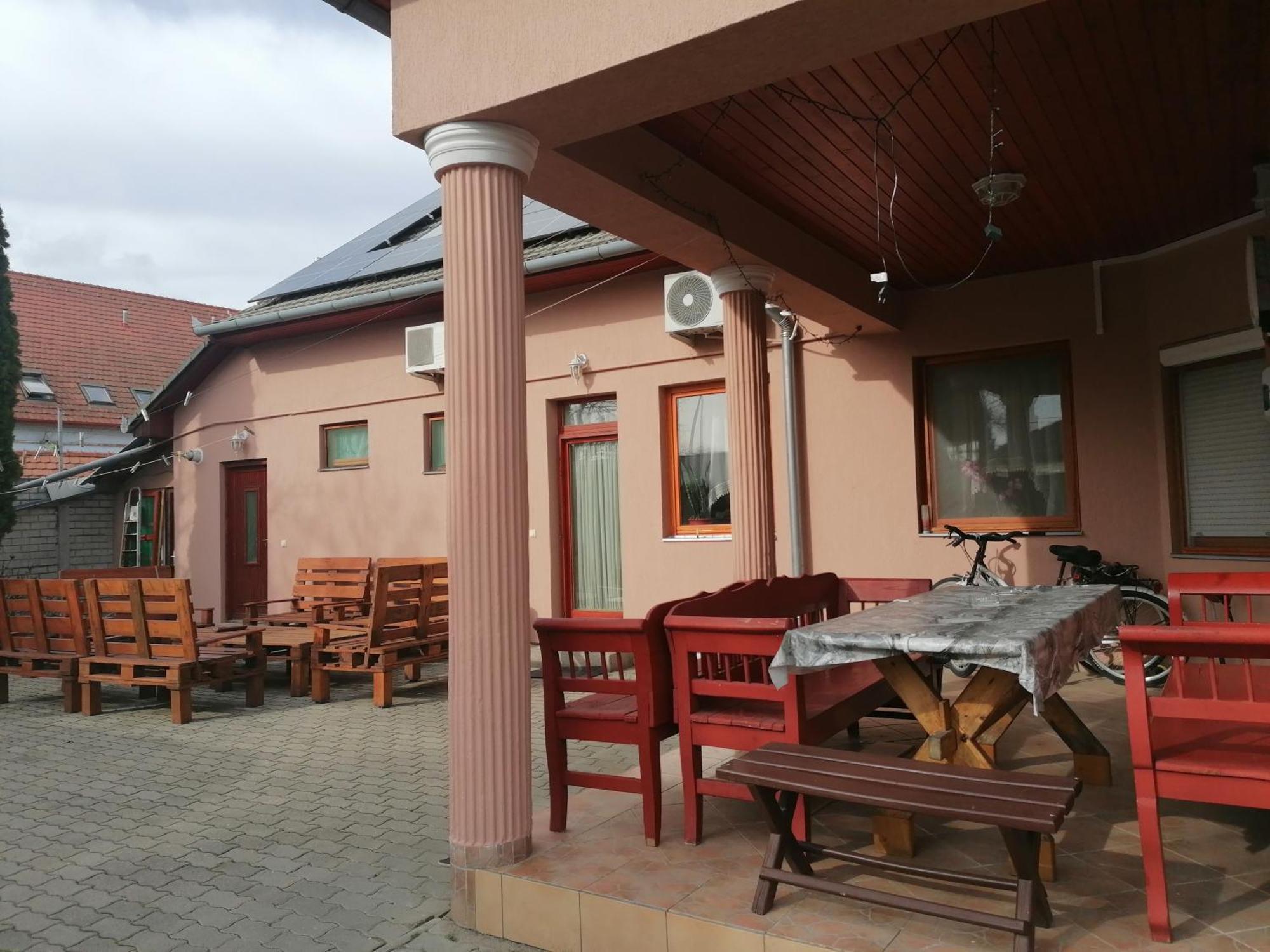 Hotel Iglodi Panzio à Kunszentmárton Extérieur photo