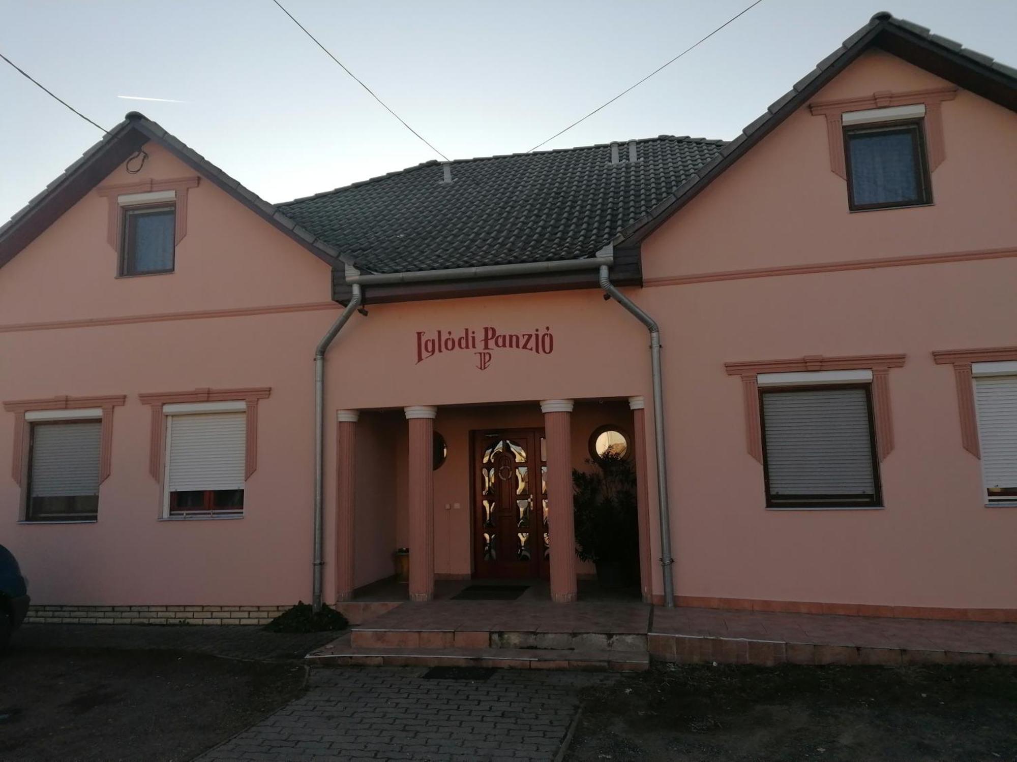 Hotel Iglodi Panzio à Kunszentmárton Extérieur photo