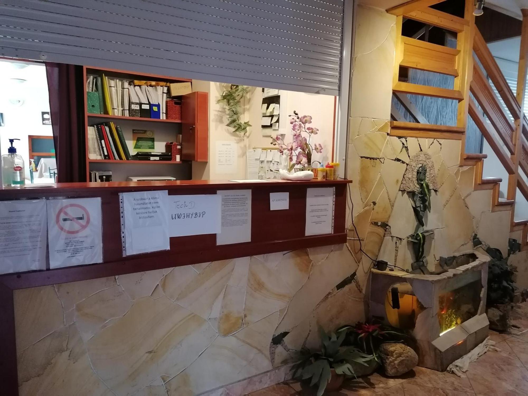 Hotel Iglodi Panzio à Kunszentmárton Extérieur photo